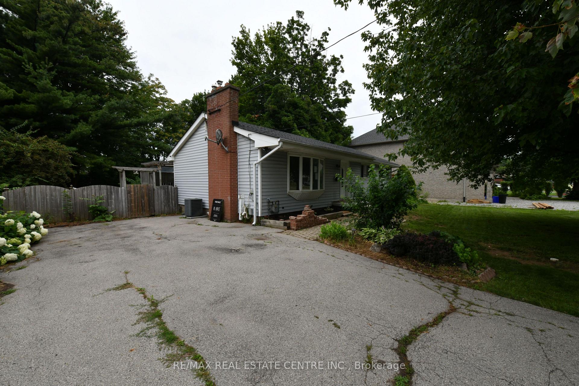 Photo 4 of 15 Miller Drive, Hamilton, Ancaster — HOMEH