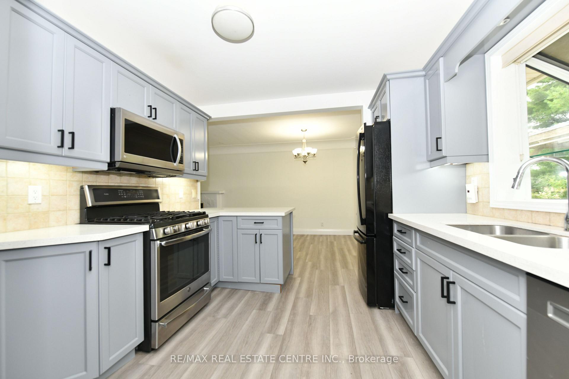Photo 5 of 15 Miller Drive, Hamilton, Ancaster — HOMEH