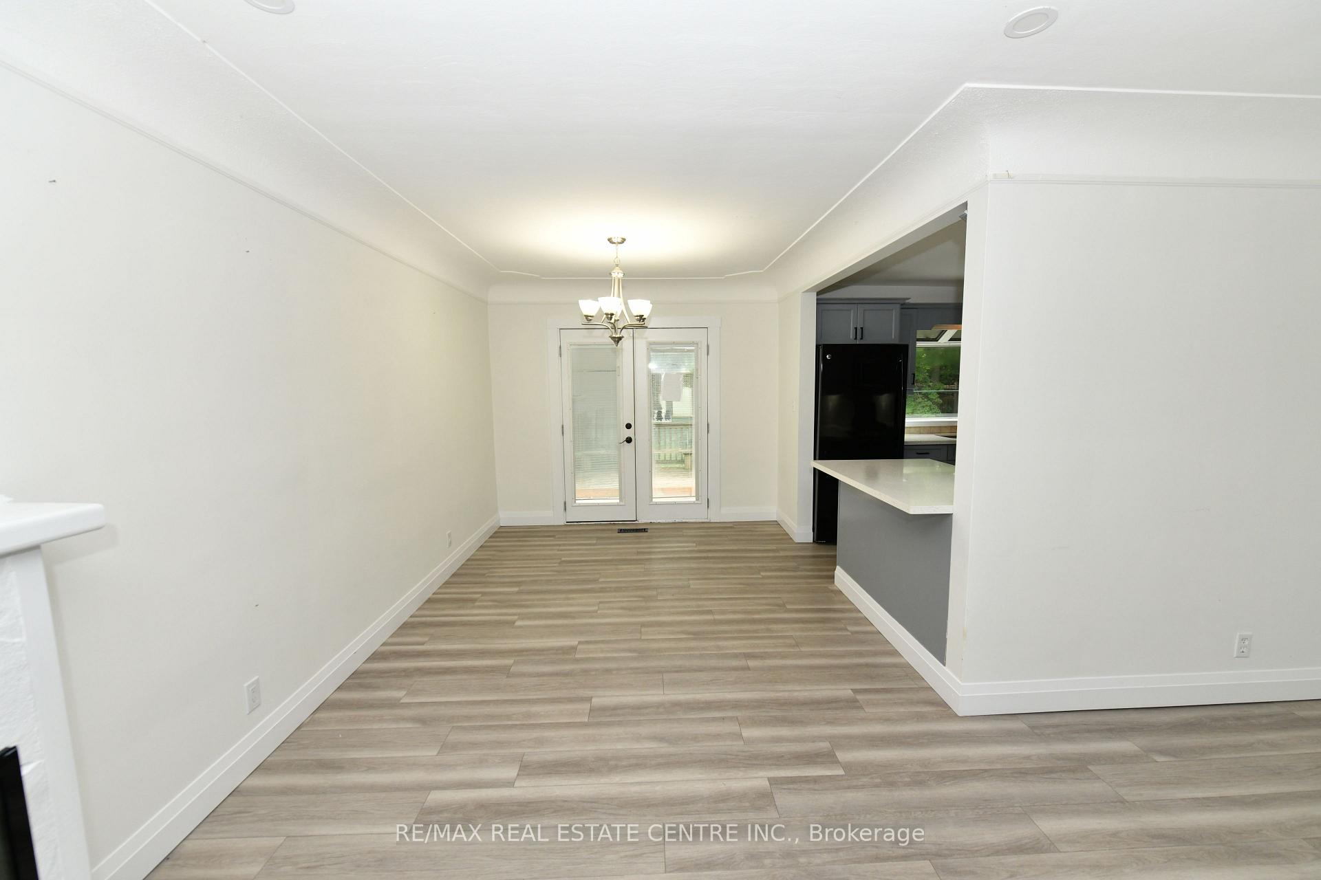 Photo 6 of 15 Miller Drive, Hamilton, Ancaster — HOMEH
