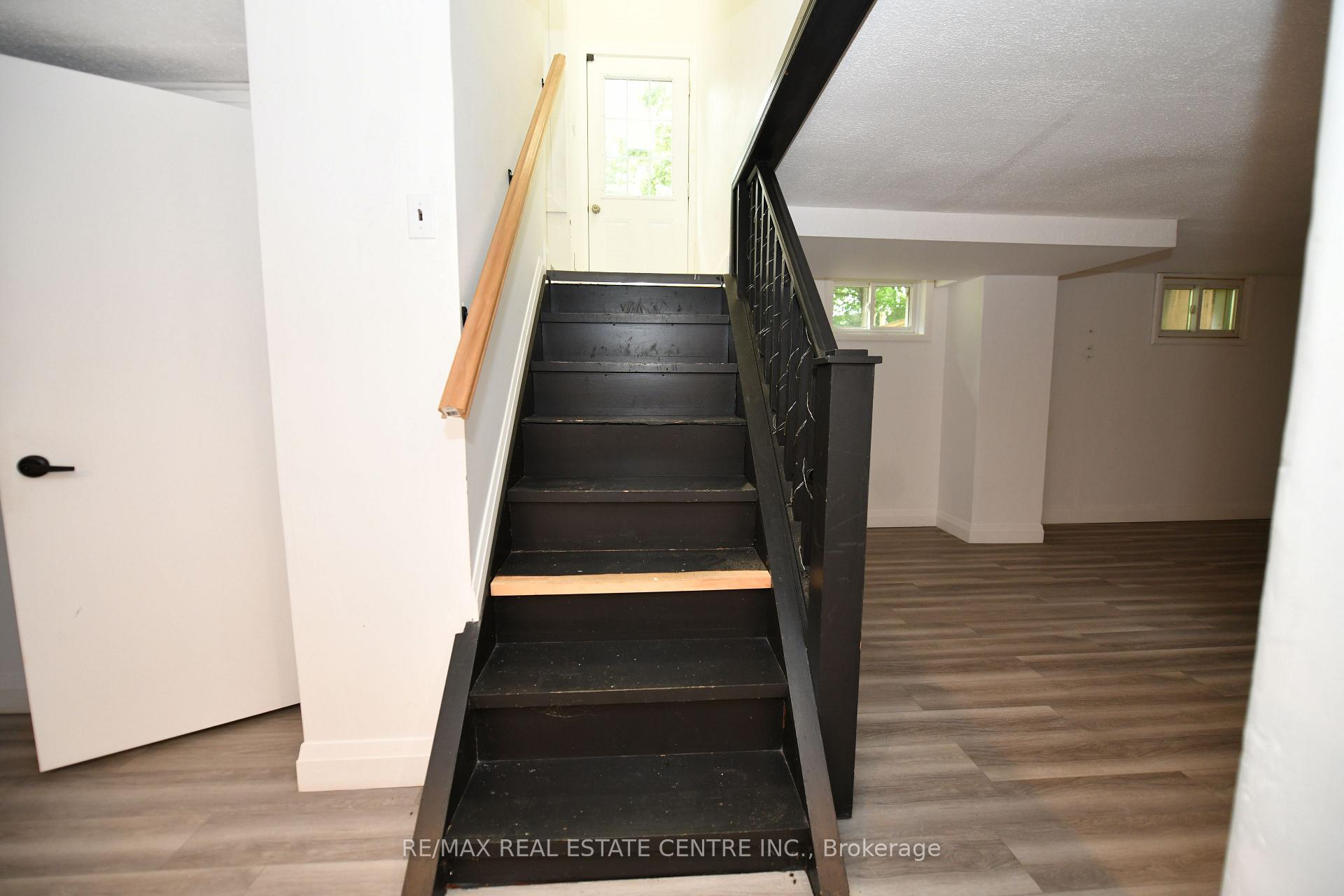 Photo 7 of 15 Miller Drive, Hamilton, Ancaster — HOMEH