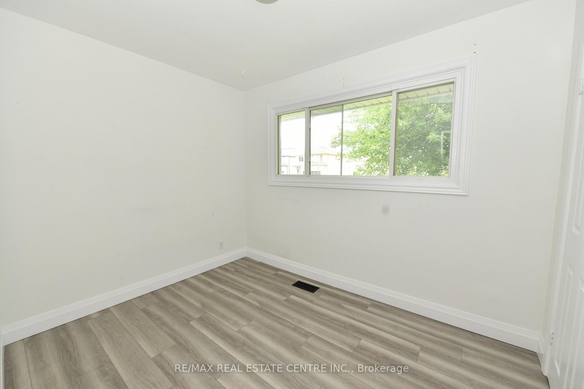 Photo 9 of 15 Miller Drive, Hamilton, Ancaster — HOMEH