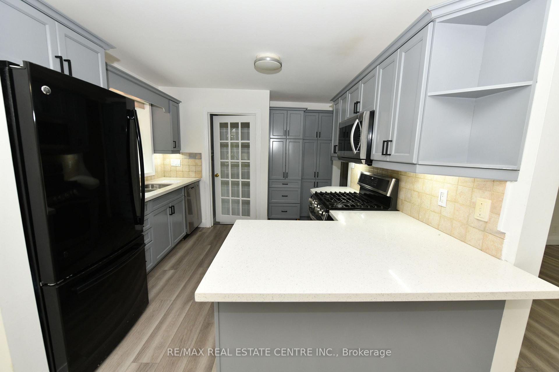 Photo 11 of 15 Miller Drive, Hamilton, Ancaster — HOMEH