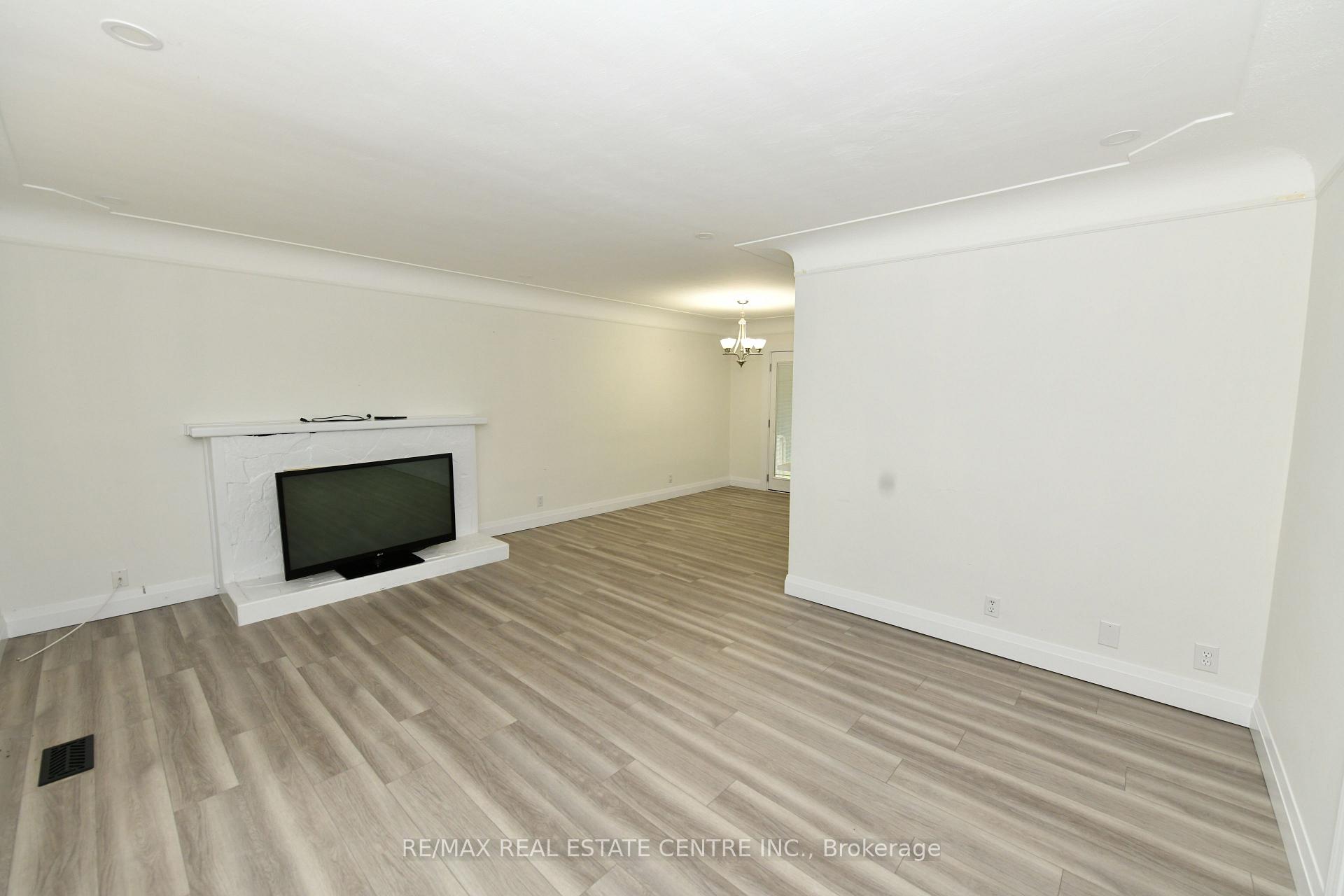Photo 13 of 15 Miller Drive, Hamilton, Ancaster — HOMEH