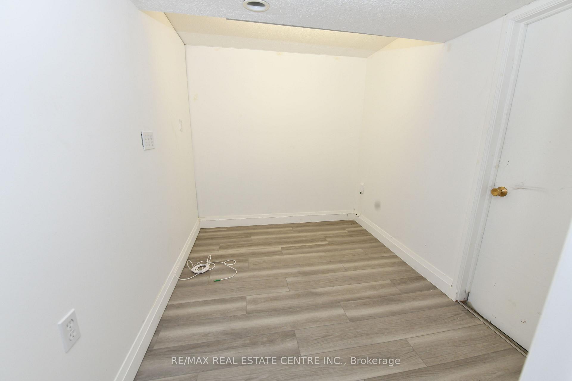 Photo 14 of 15 Miller Drive, Hamilton, Ancaster — HOMEH