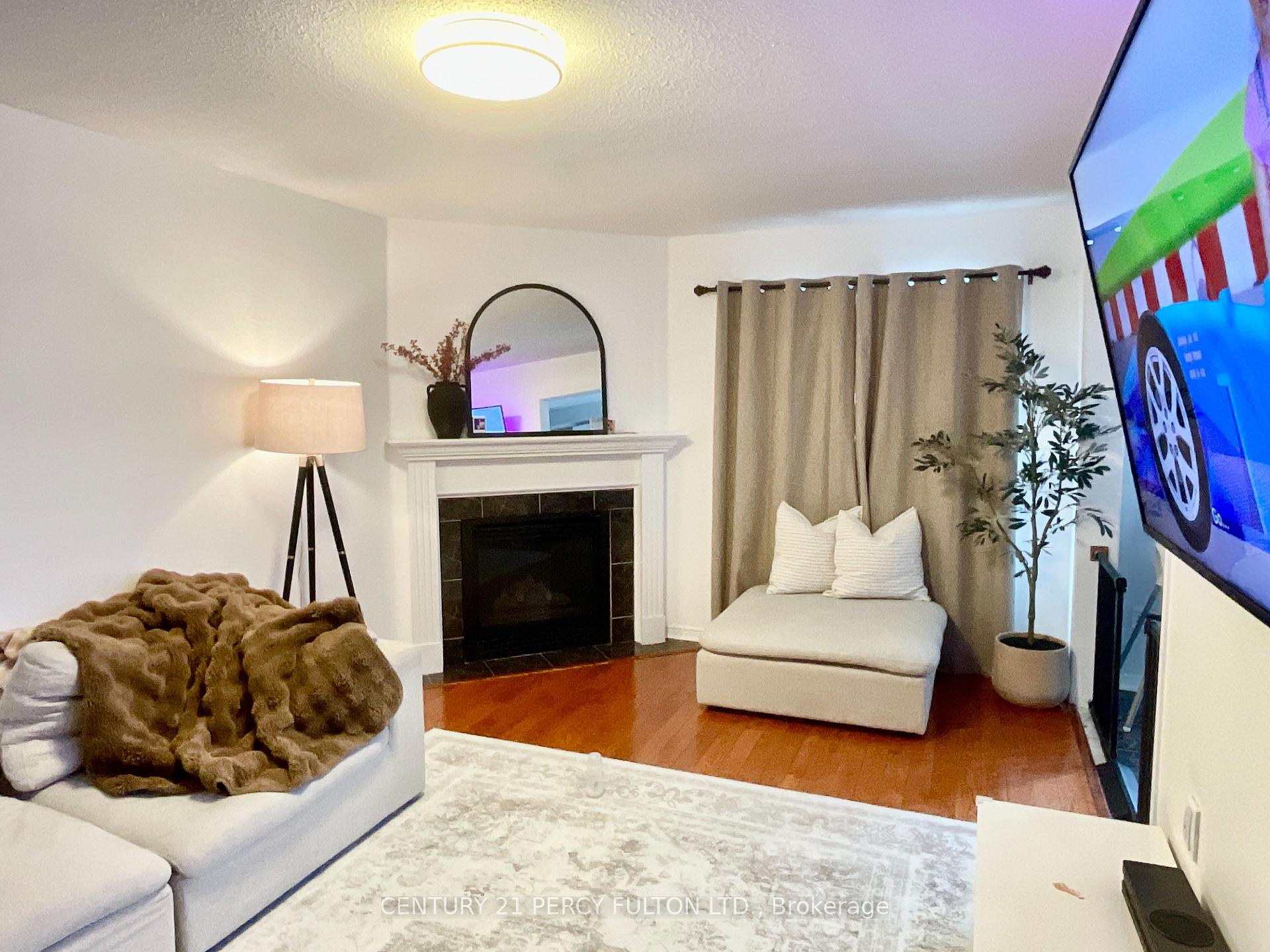Photo 3 of 173 Sophia Road, Markham, Middlefield — HOMEH