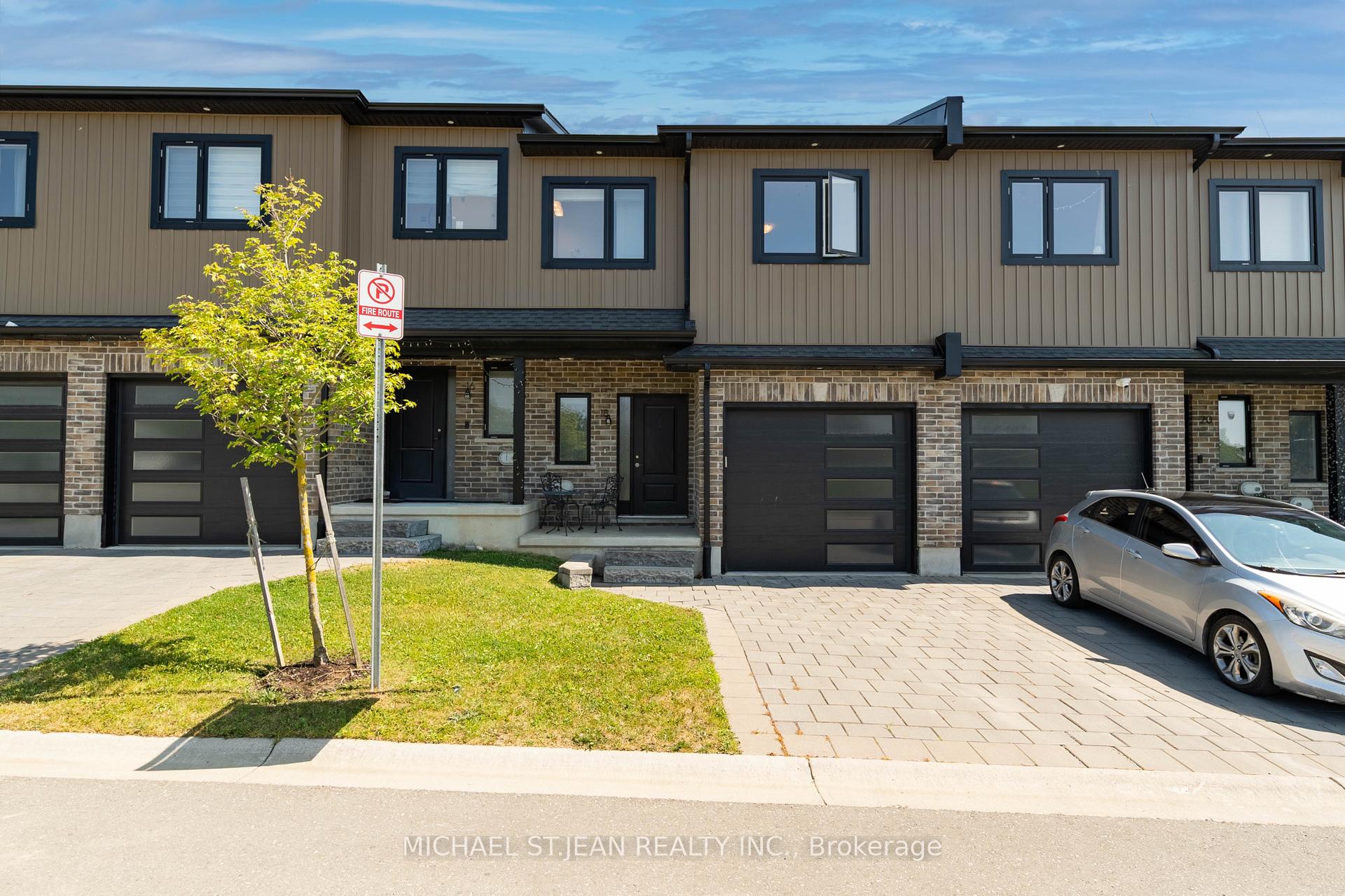 Front of 18-811 Sarnia Road