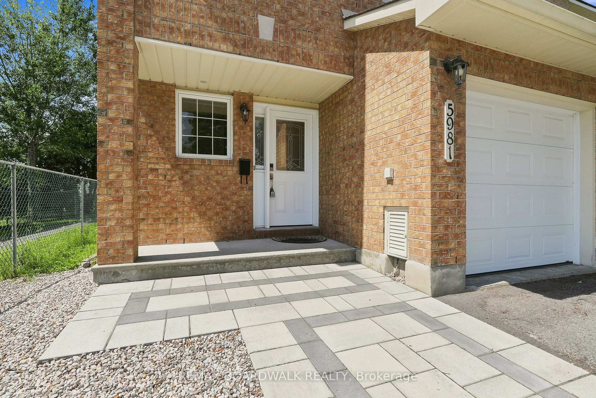 Photo 3 of 5981 Pineglade Crescent, Ottawa, Chapel Hill South - Orleans Village — HOMEH