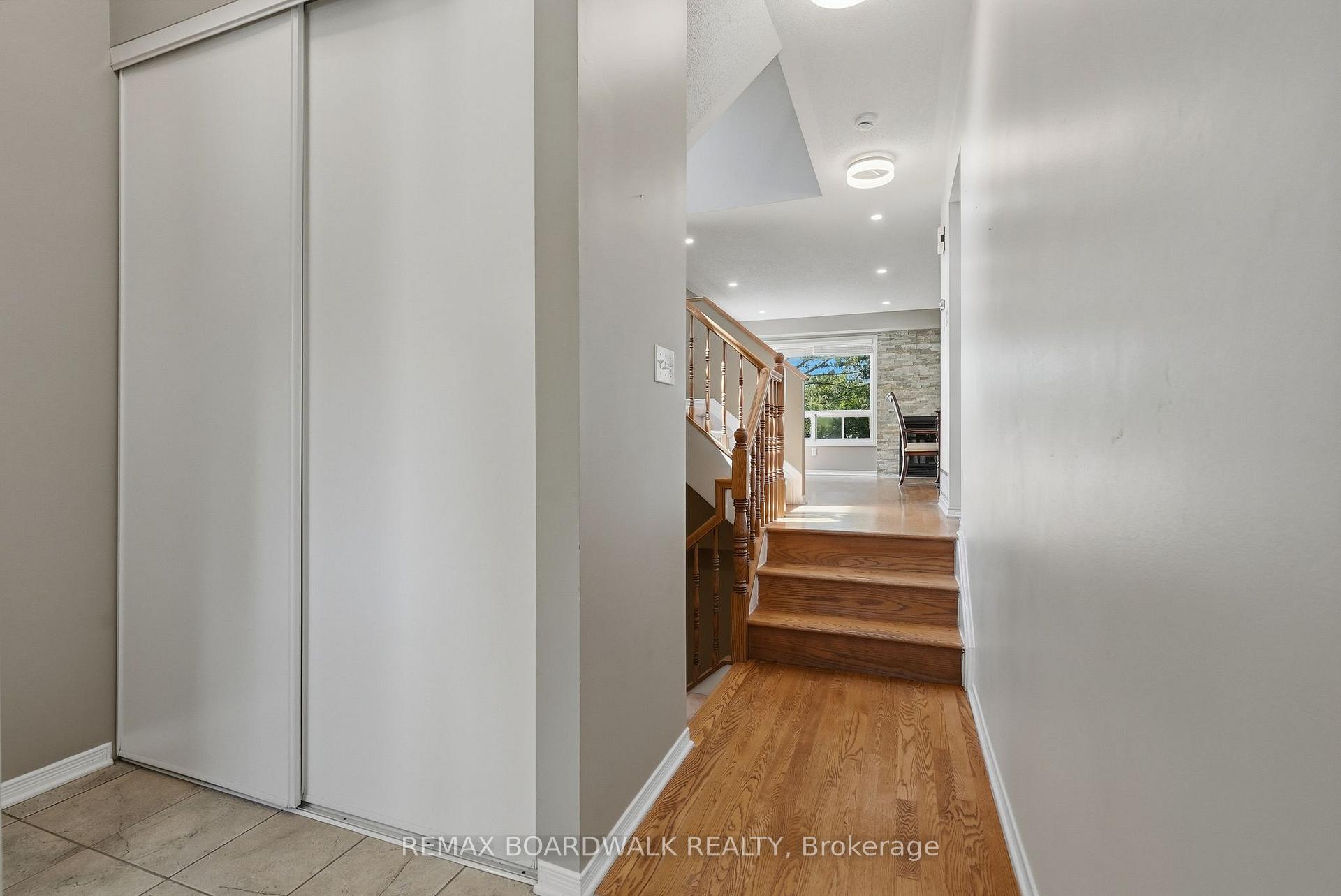 Photo 5 of 5981 Pineglade Crescent, Ottawa, Chapel Hill South - Orleans Village — HOMEH