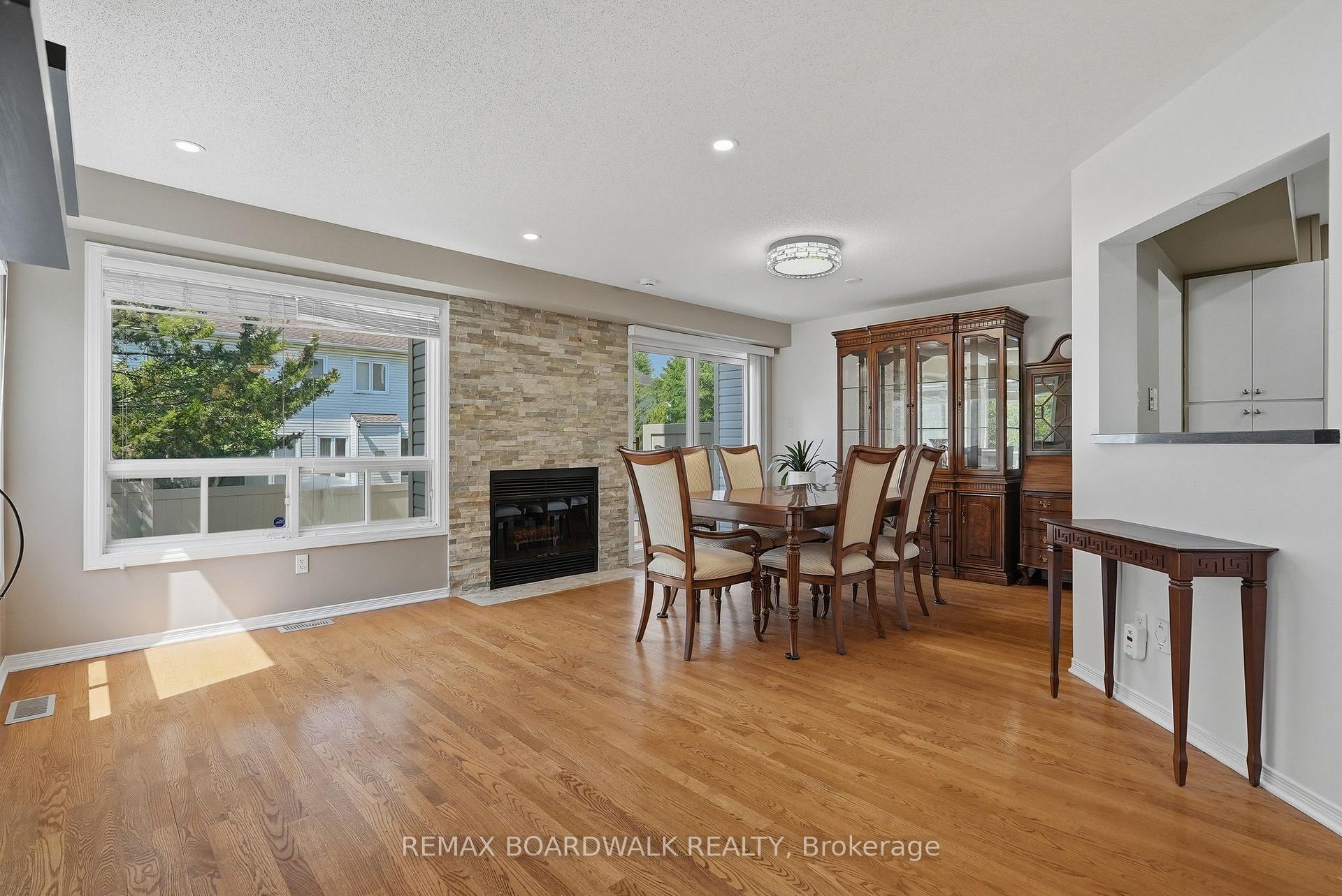 Photo 13 of 5981 Pineglade Crescent, Ottawa, Chapel Hill South - Orleans Village — HOMEH