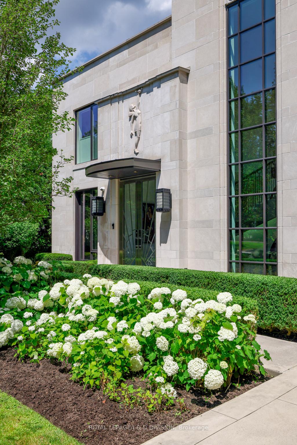 Photo 2 of 20 Forest Glen Crescent, North York, Bridle Path-Sunnybrook-York Mills — HOMEH