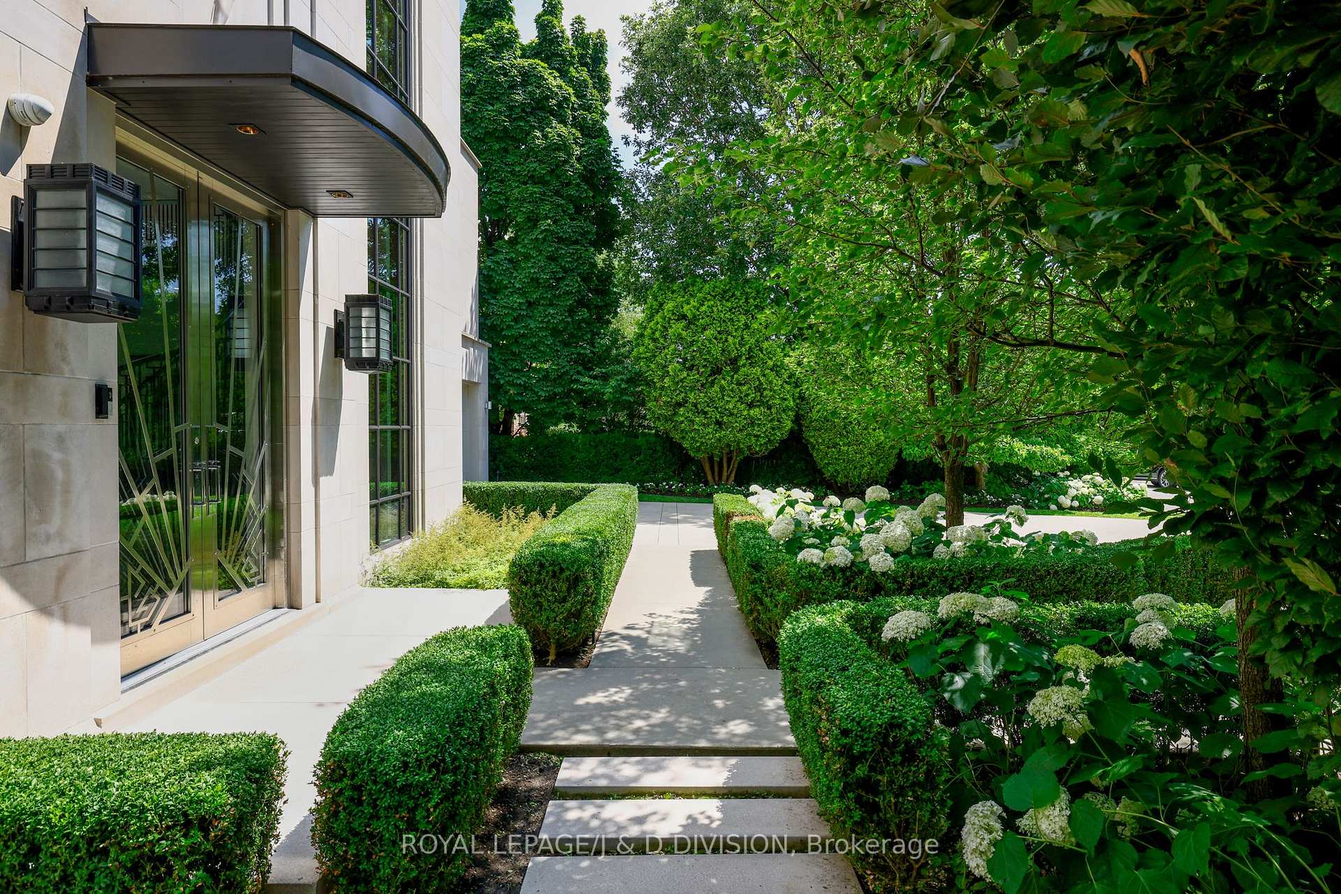 Photo 3 of 20 Forest Glen Crescent, North York, Bridle Path-Sunnybrook-York Mills — HOMEH