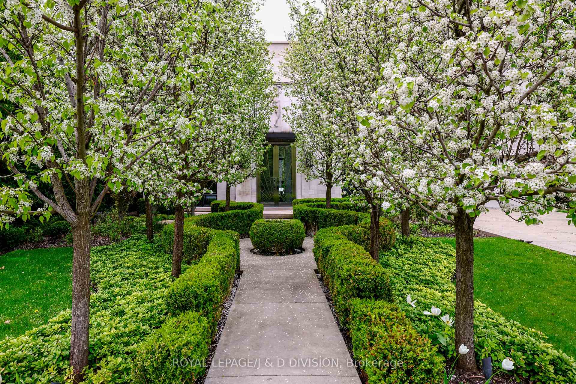Photo 4 of 20 Forest Glen Crescent, North York, Bridle Path-Sunnybrook-York Mills — HOMEH