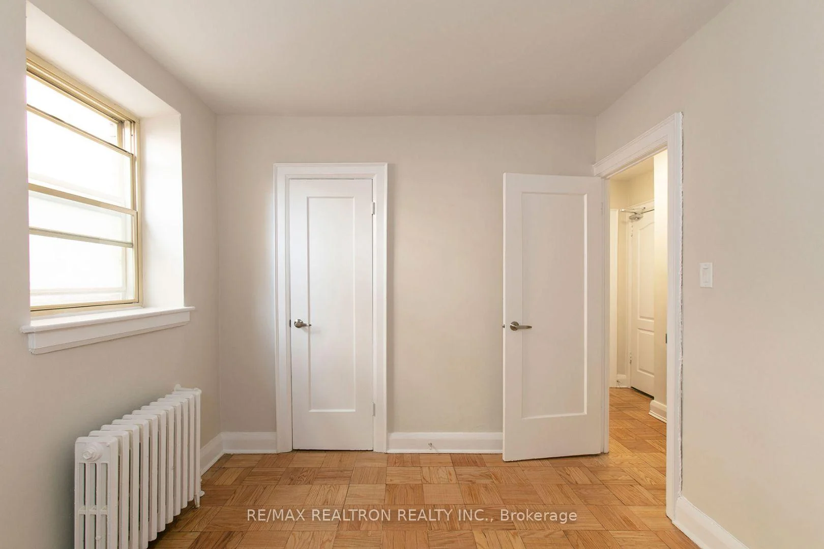 Photo 4 of Unit 406, 394 Avenue Road, Toronto, Casa Loma — HOMEH