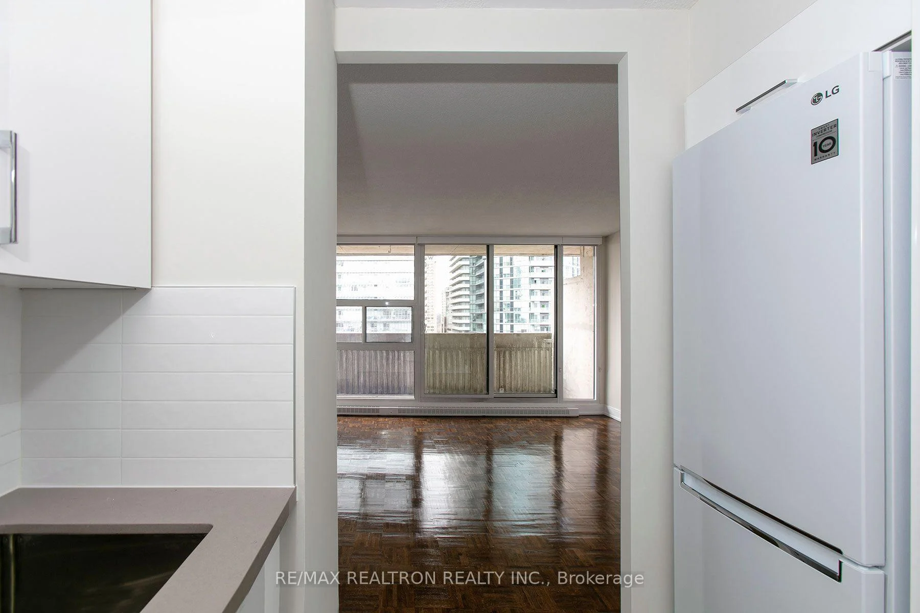Front of Unit 1511, 33 Isabella Street