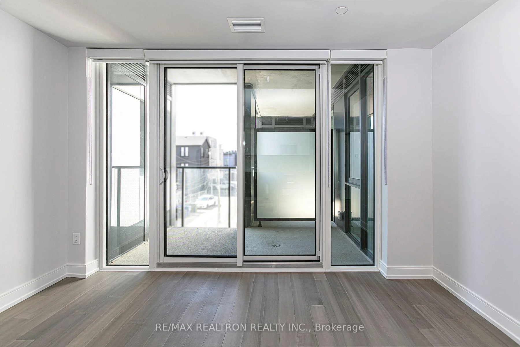 Front of Unit 711, 664 Spadina Avenue
