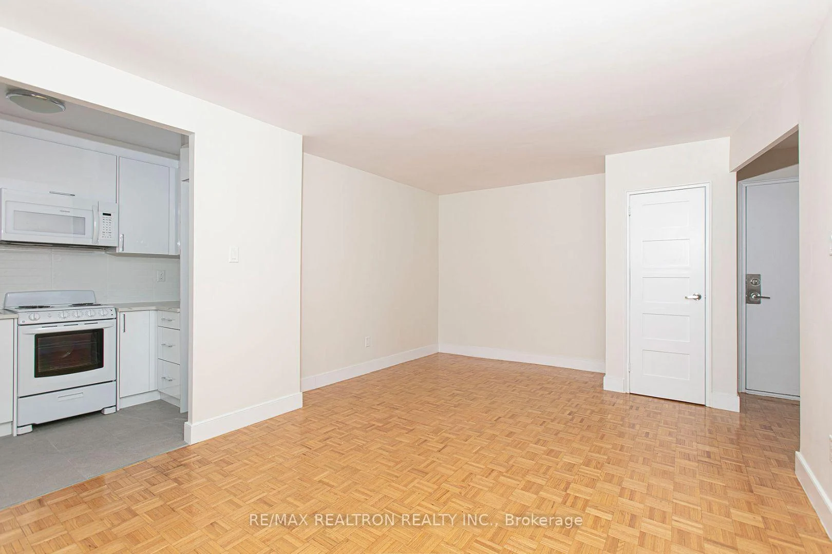 Photo 4 of Unit 603, 1291 Bayview Avenue, Toronto, Leaside — HOMEH