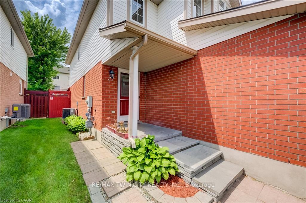 Photo 2 of 27 Bridlewreath Street, Kitchener, Larentian West — HOMEH