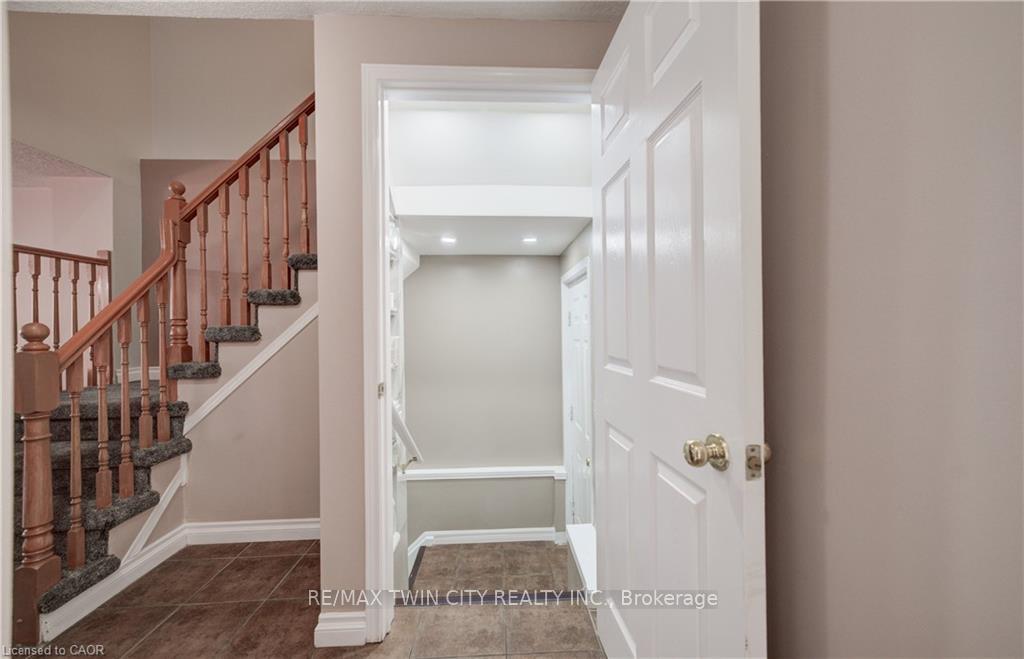 Photo 4 of 27 Bridlewreath Street, Kitchener, Larentian West — HOMEH