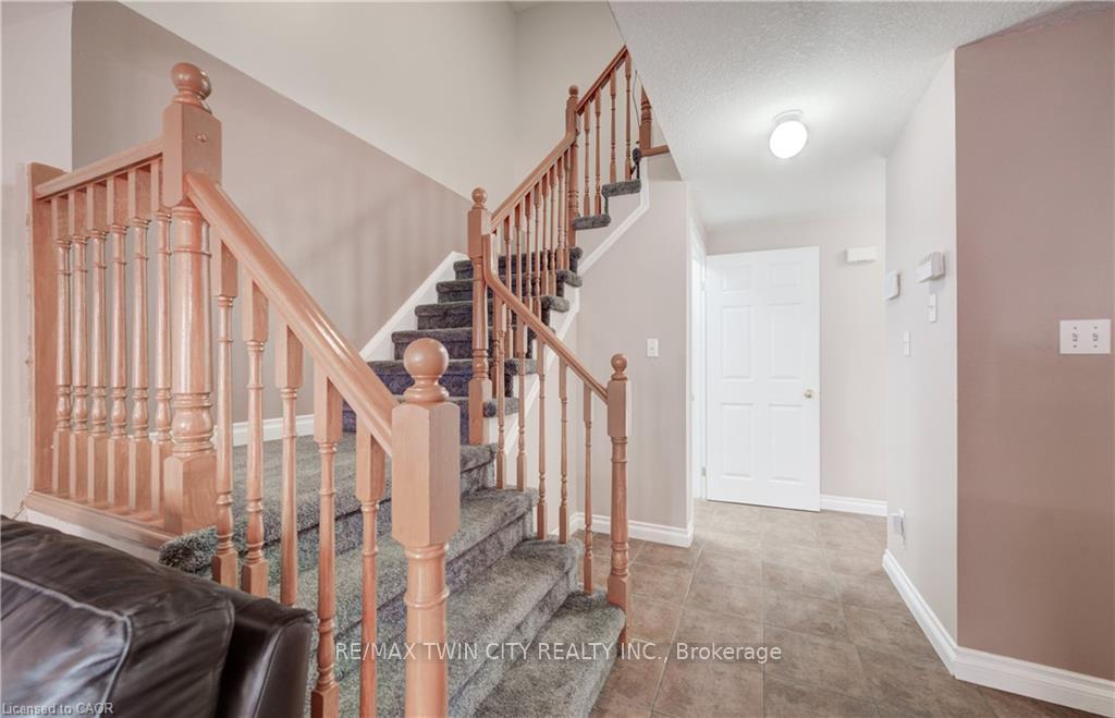 Photo 5 of 27 Bridlewreath Street, Kitchener, Larentian West — HOMEH