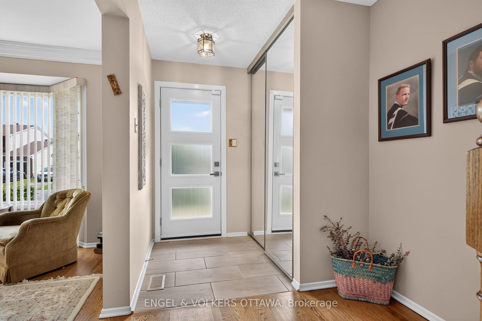 Photo 4 of 26 Winlock Crescent, Ottawa, Craig Henry/Woodvale — HOMEH