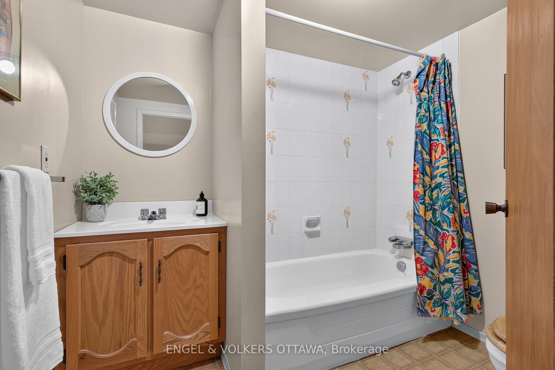 Photo 38 of 26 Winlock Crescent, Ottawa, Craig Henry/Woodvale — HOMEH
