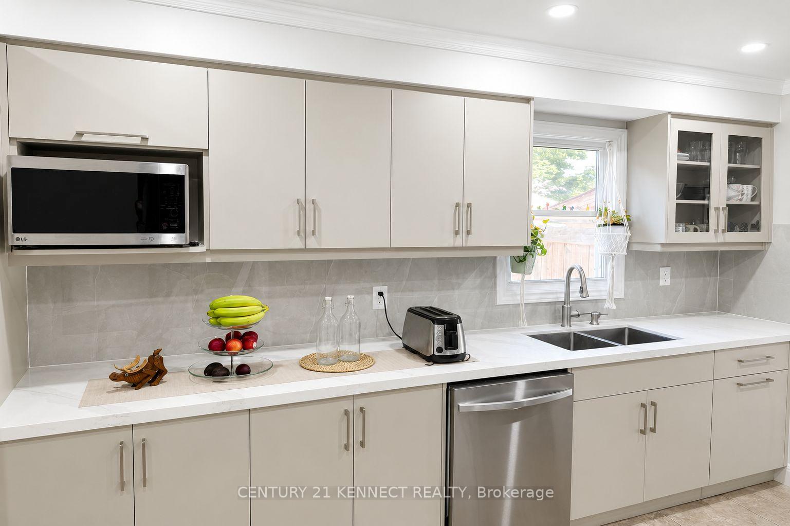 Photo 3 of 4 Somerset Drive, Brampton, Heart Lake West — HOMEH