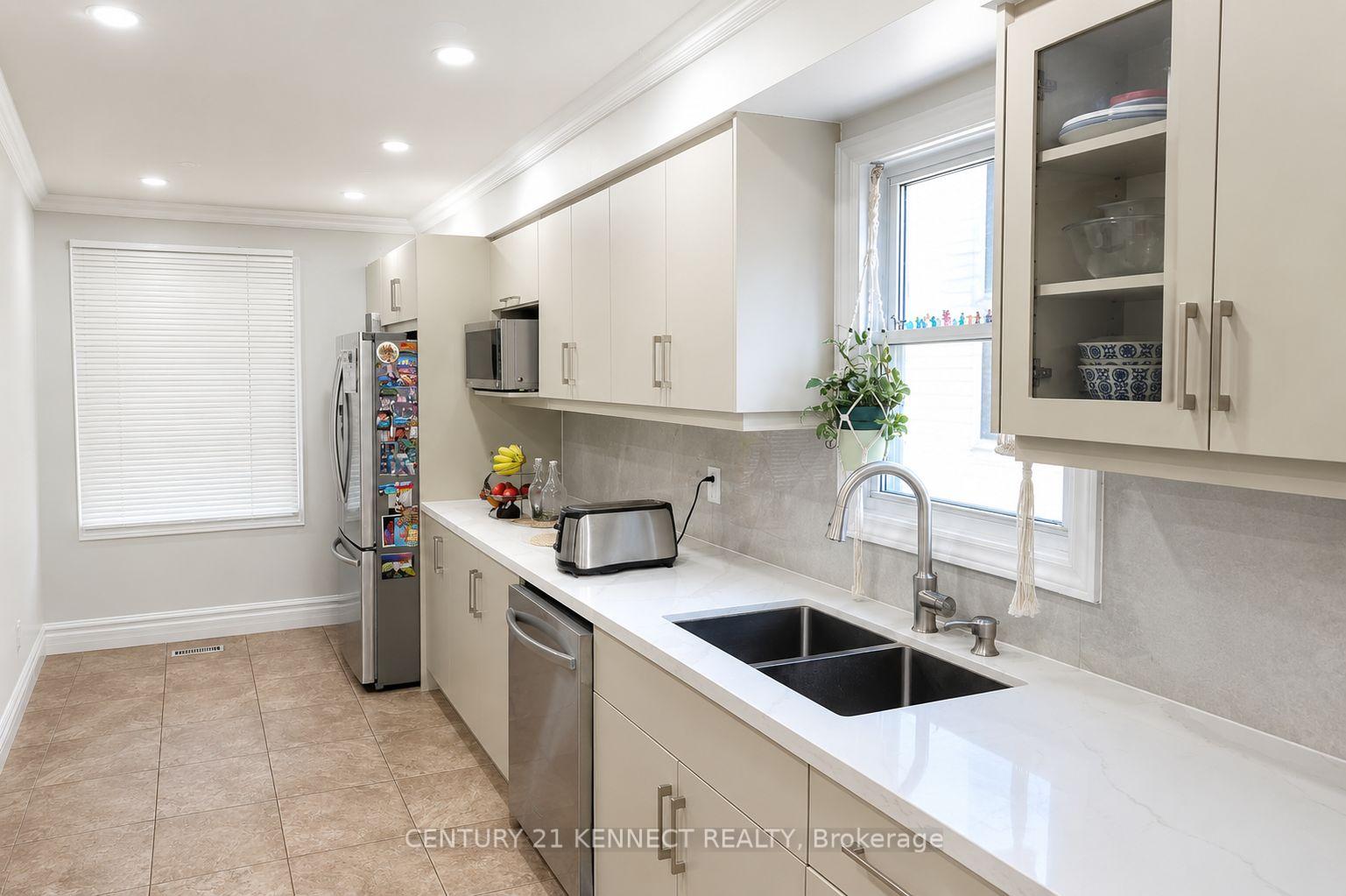 Photo 4 of 4 Somerset Drive, Brampton, Heart Lake West — HOMEH