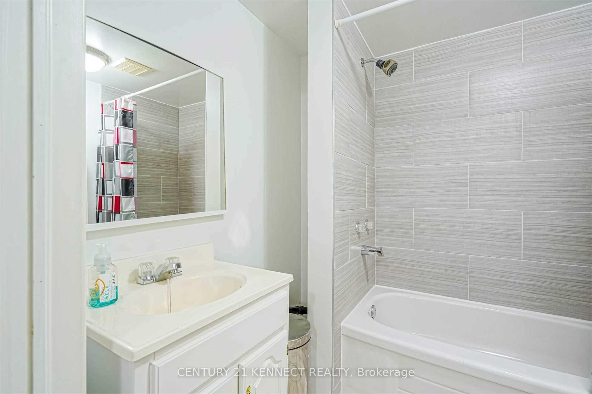 Photo 12 of 4 Somerset Drive, Brampton, Heart Lake West — HOMEH