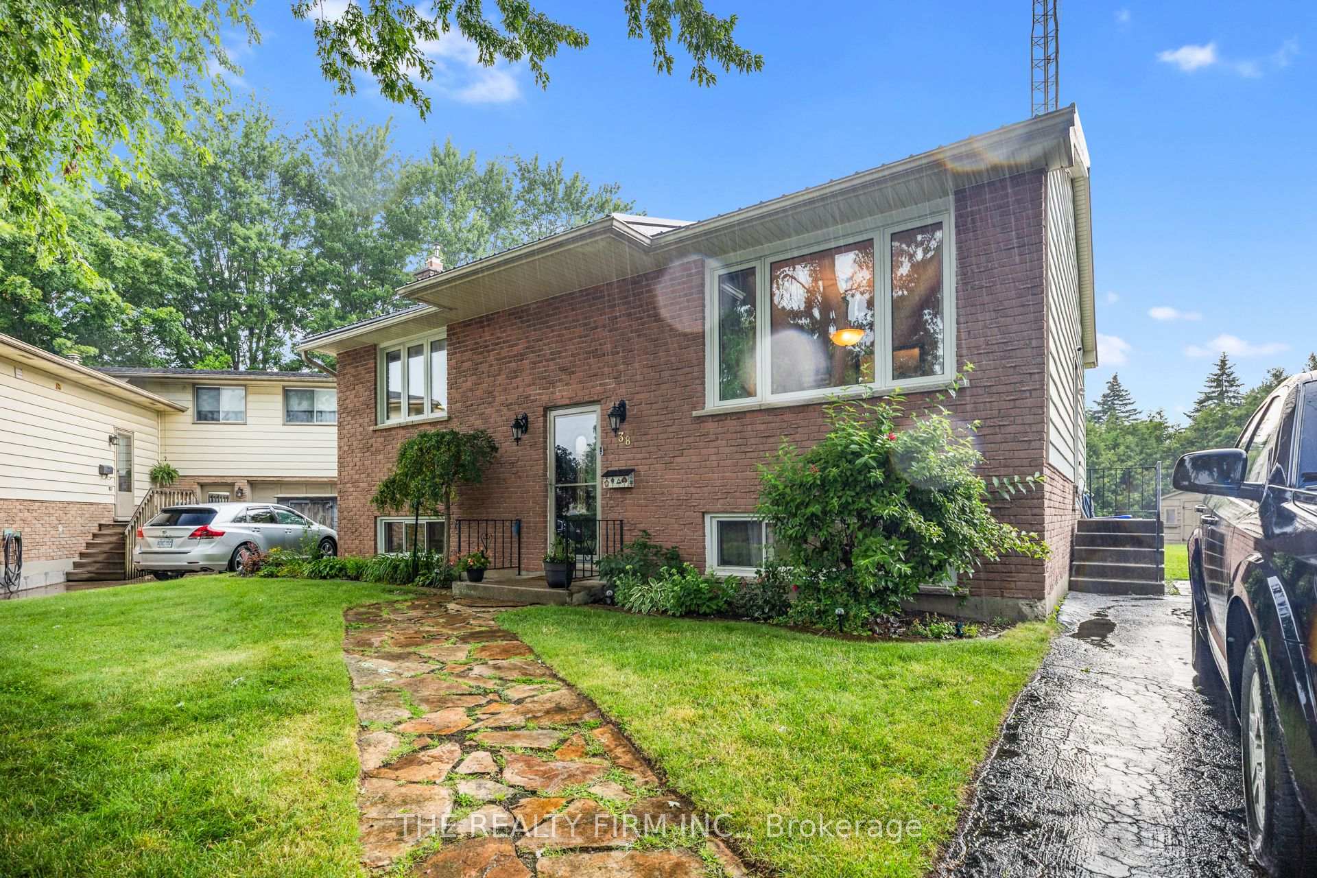 Photo 2 of 38 Taylor Crescent, St. Thomas — HOMEH