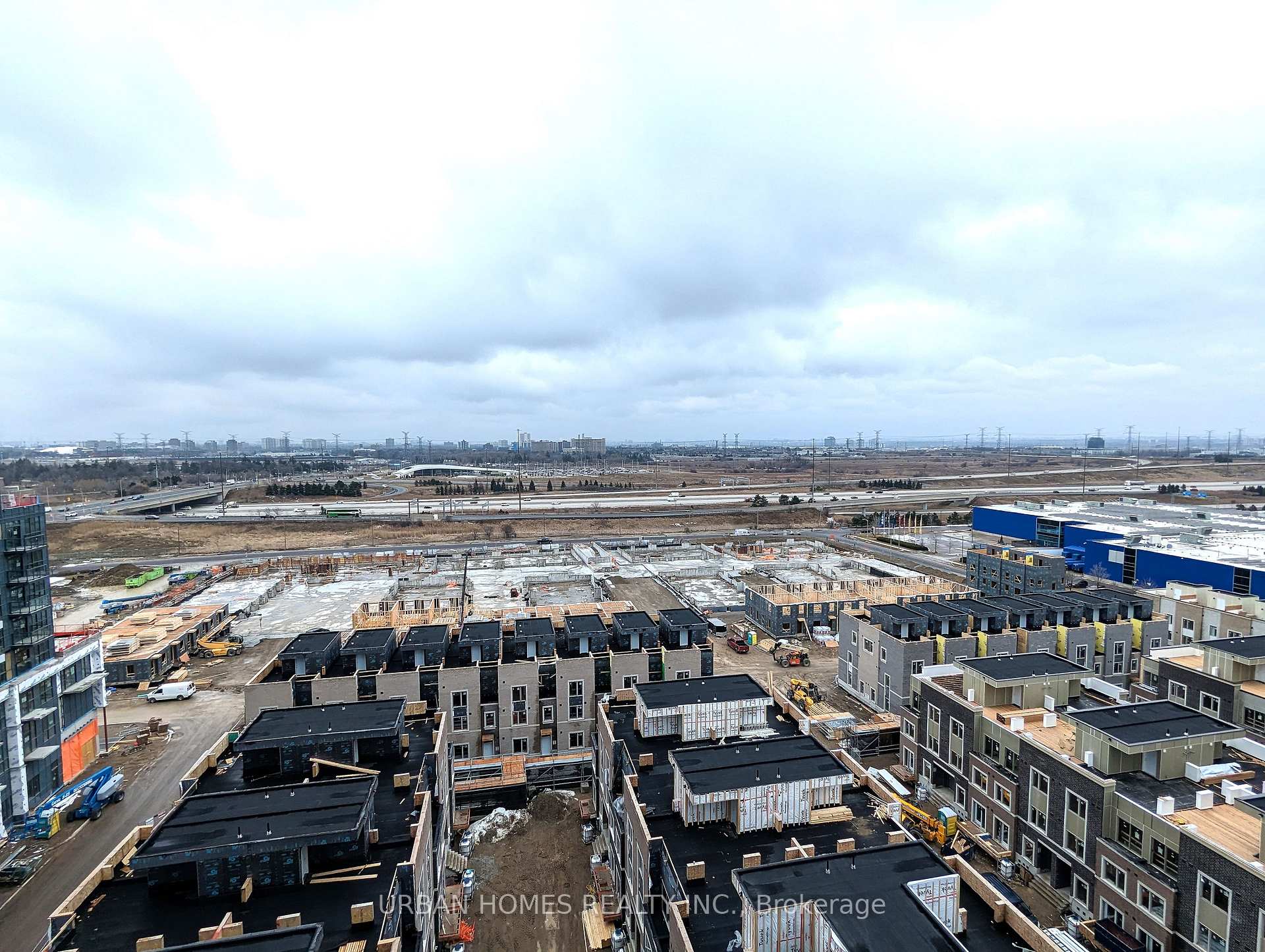 Photo 11 of Unit 1205, 38 Honeycrisp Crescent, Vaughan, Vaughan Corporate Centre — HOMEH