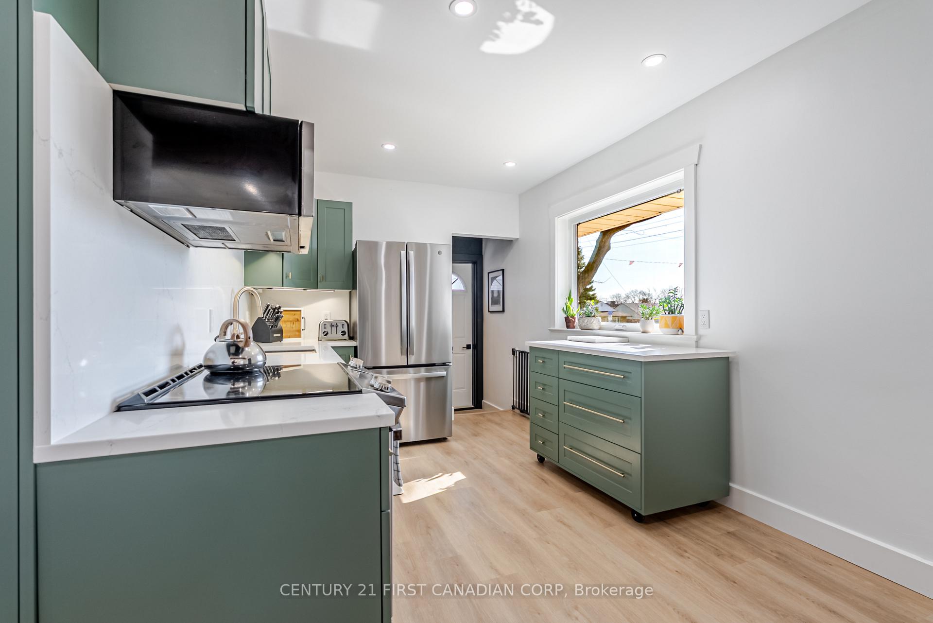 Photo 6 of 36 Edgewood Drive, Kitchener, Cherry Hill — HOMEH