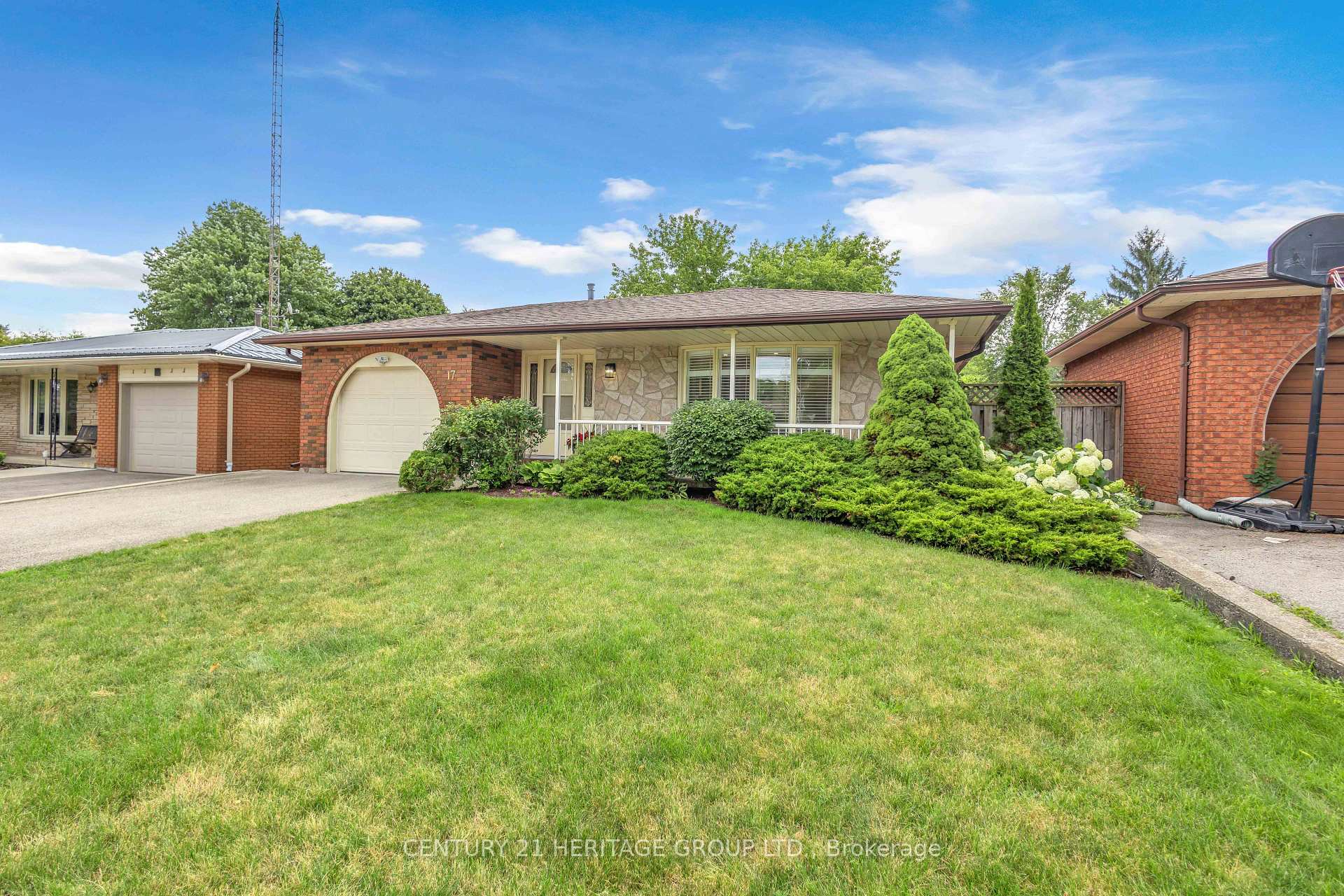 Photo 2 of 17 Stodola Drive, Brantford, Henderson-Sky Acres — HOMEH