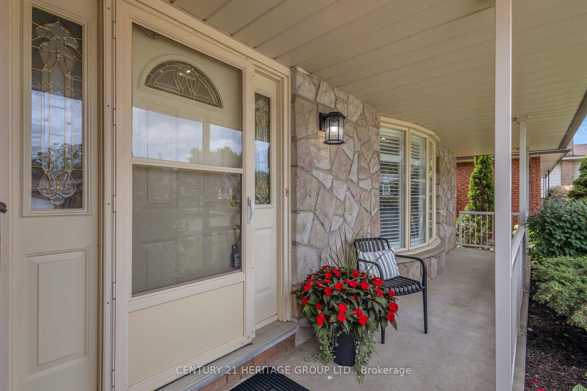 Photo 4 of 17 Stodola Drive, Brantford, Henderson-Sky Acres — HOMEH