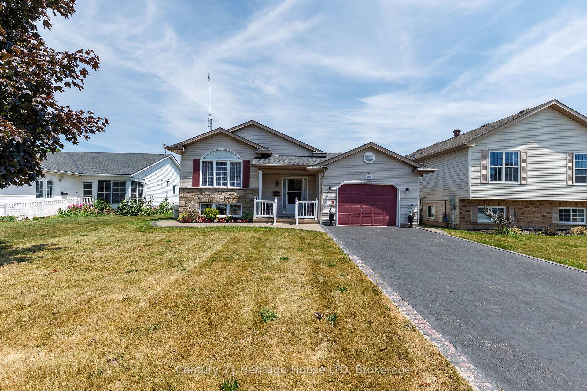 Front of 121 Rochelle Crescent