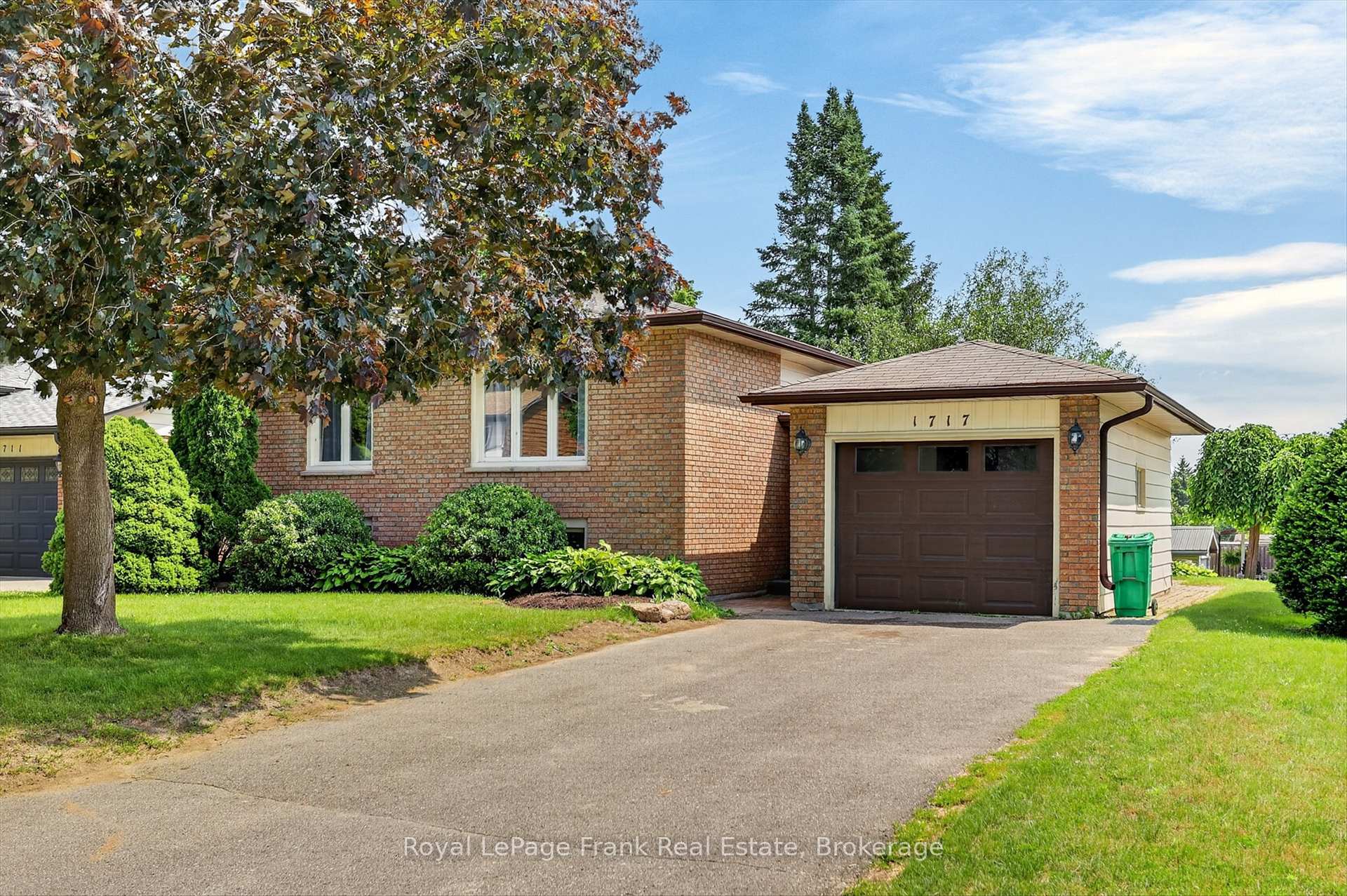 Photo 2 of 1717 Woodgrove Crescent, Peterborough, Monaghan Ward 2 — HOMEH