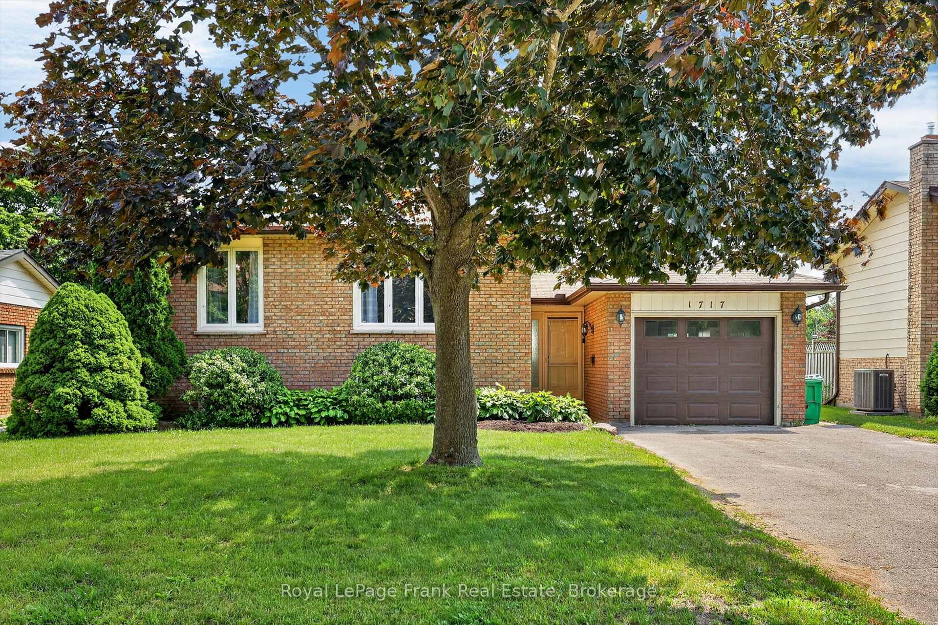 Photo 3 of 1717 Woodgrove Crescent, Peterborough, Monaghan Ward 2 — HOMEH