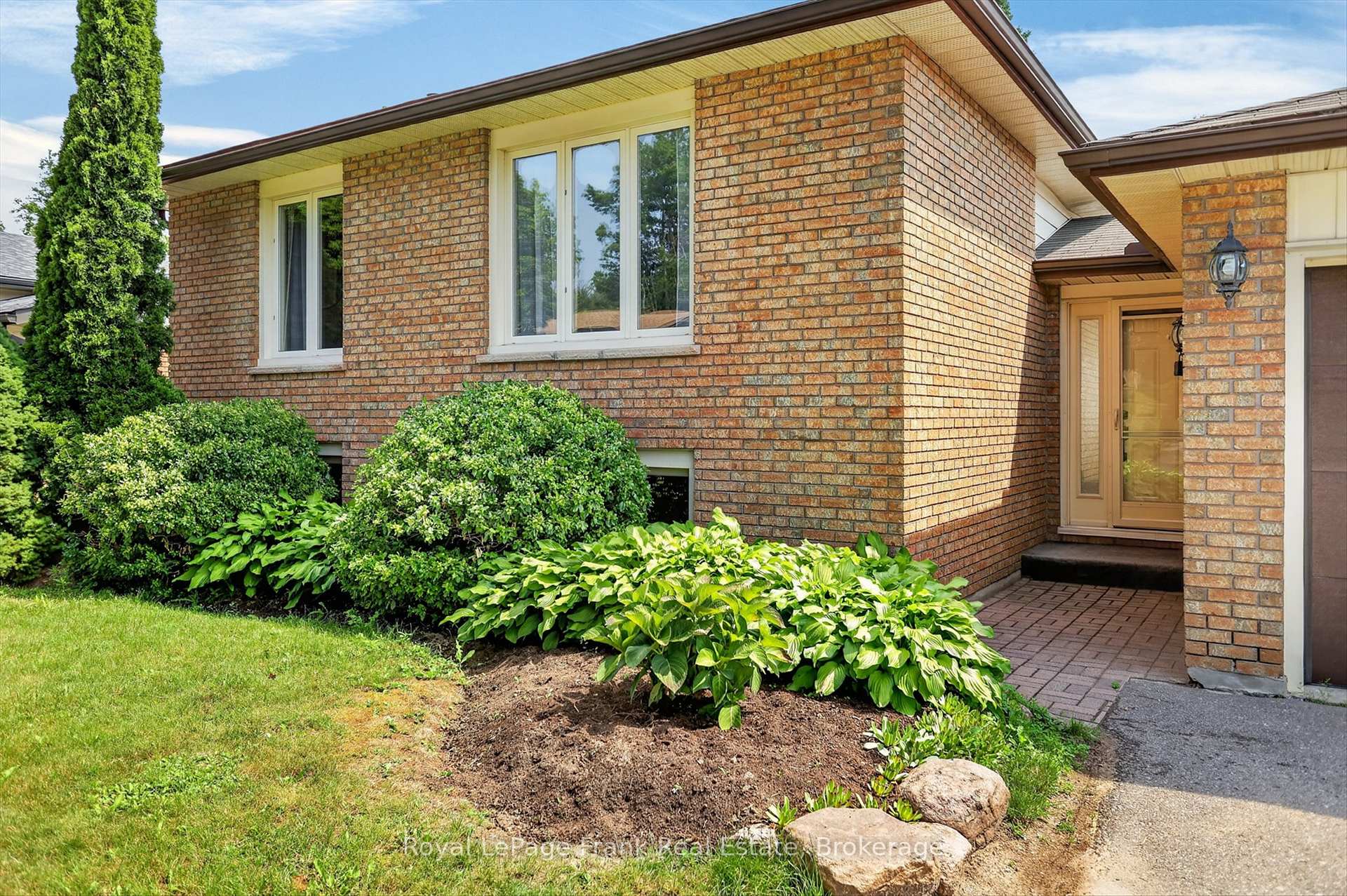 Photo 4 of 1717 Woodgrove Crescent, Peterborough, Monaghan Ward 2 — HOMEH