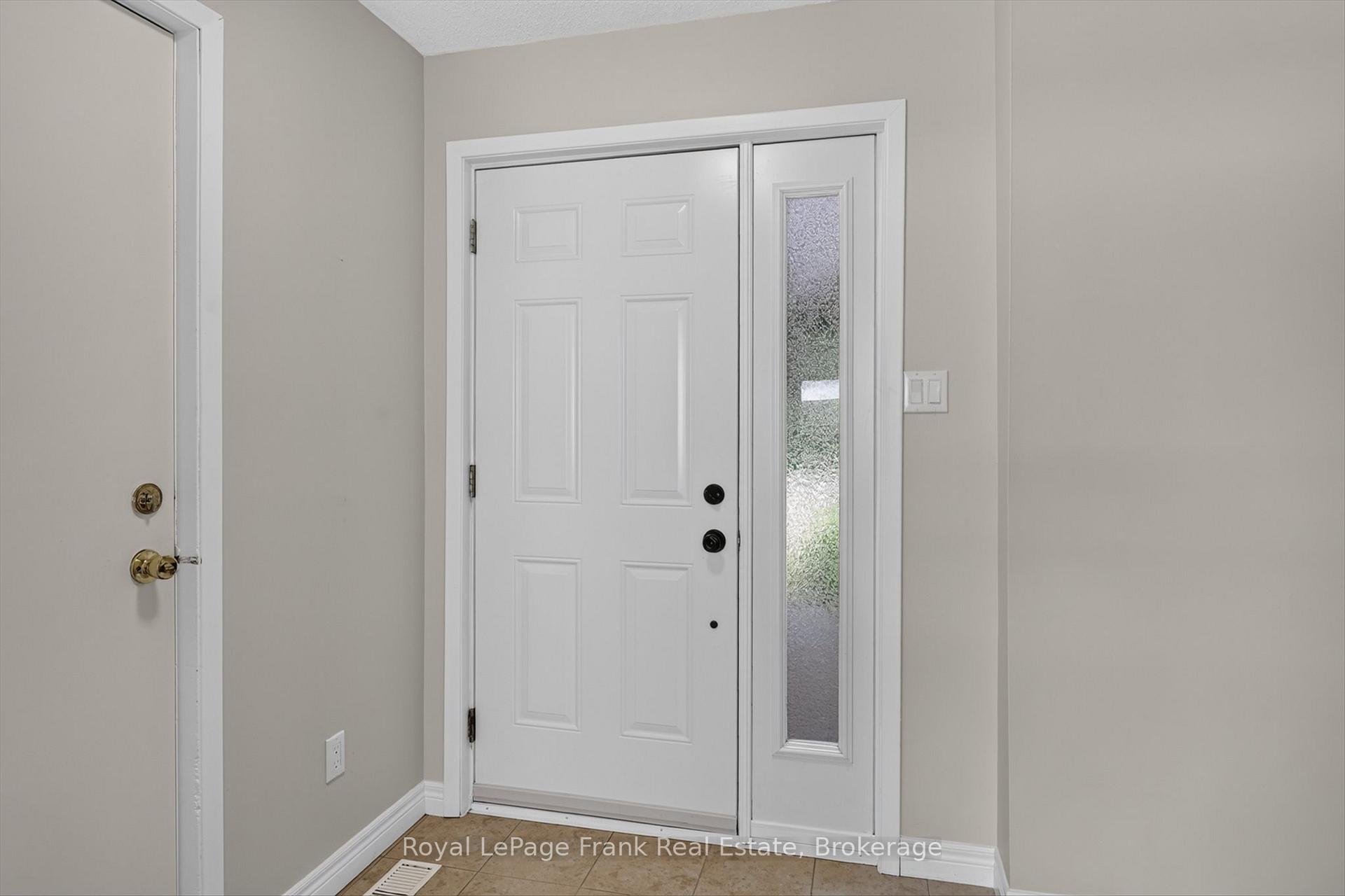 Photo 5 of 1717 Woodgrove Crescent, Peterborough, Monaghan Ward 2 — HOMEH