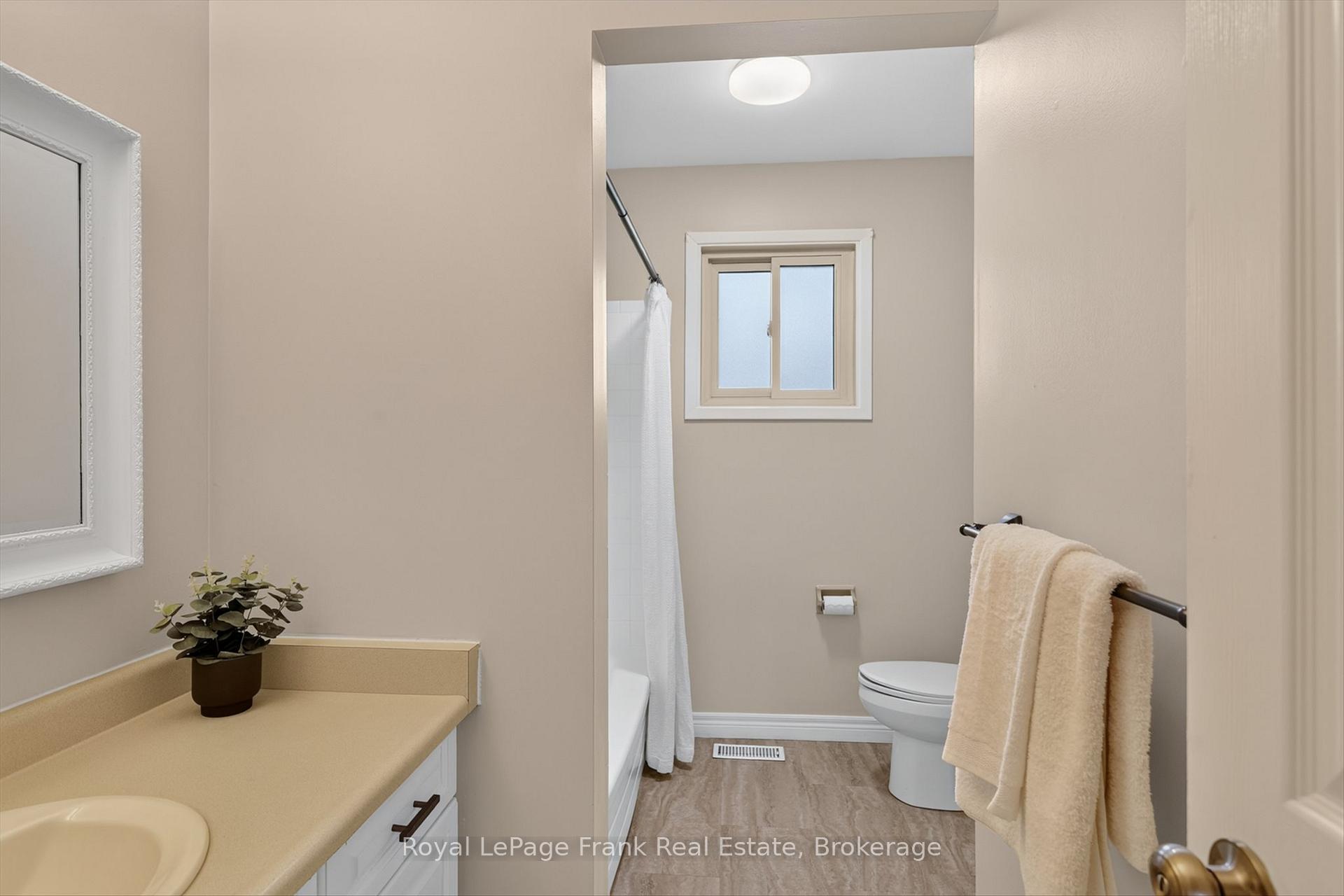 Photo 18 of 1717 Woodgrove Crescent, Peterborough, Monaghan Ward 2 — HOMEH