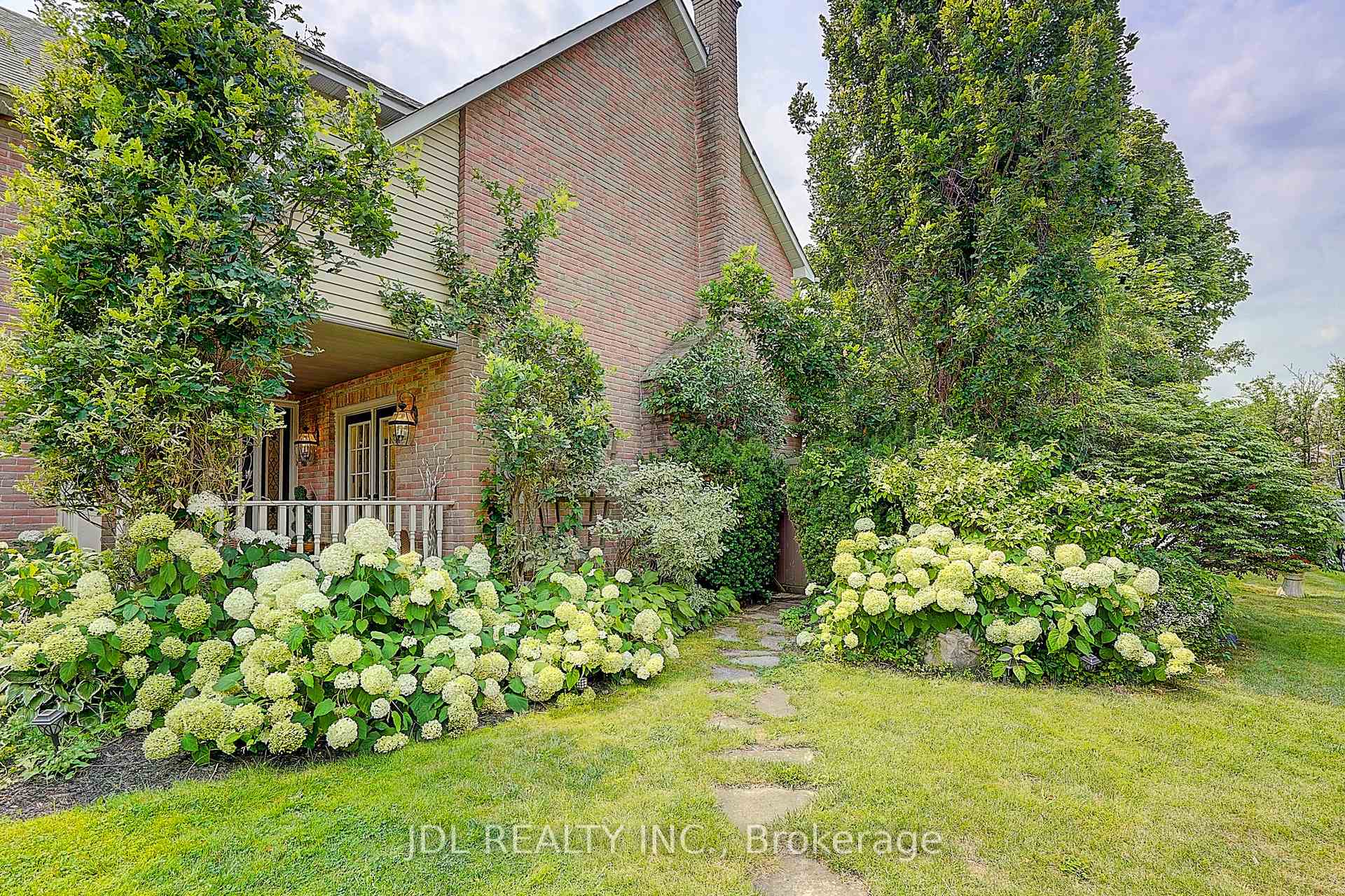 Photo 4 of 84 Longwater Chase, Markham, Unionville — HOMEH
