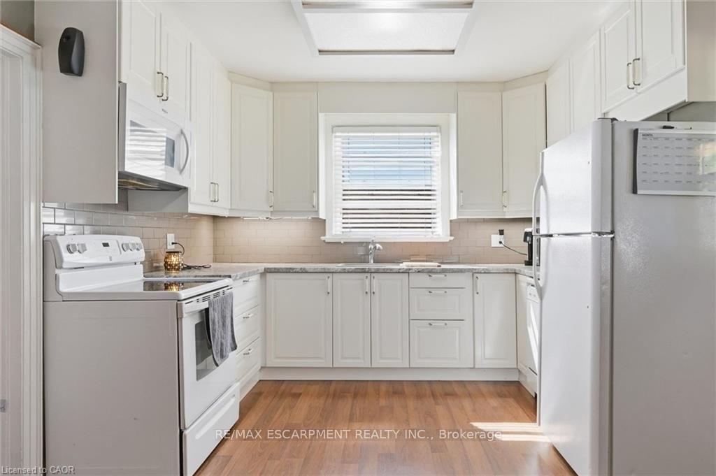 Photo 13 of 938 Cloverleaf Drive, Burlington, LaSalle — HOMEH