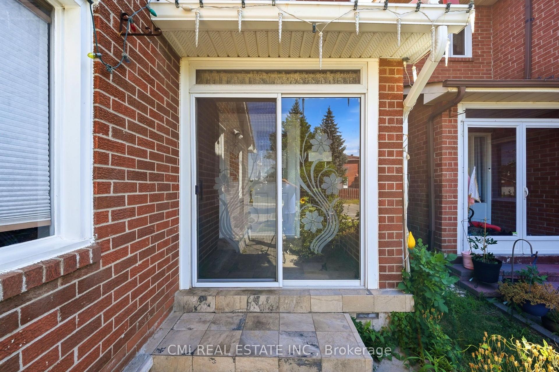 Photo 5 of 15 Cog Hill Drive, Vaughan, Brownridge — HOMEH
