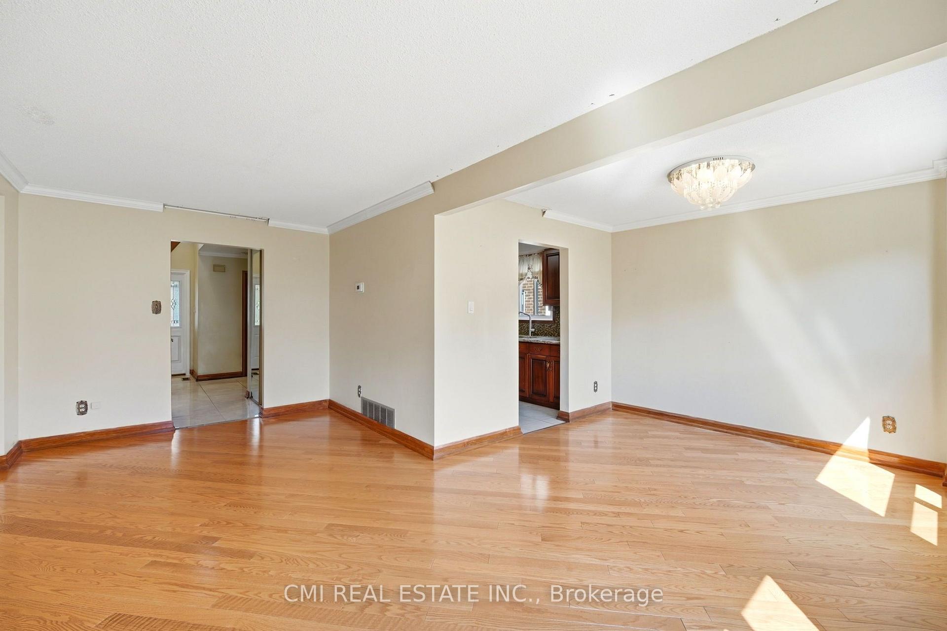 Photo 16 of 15 Cog Hill Drive, Vaughan, Brownridge — HOMEH