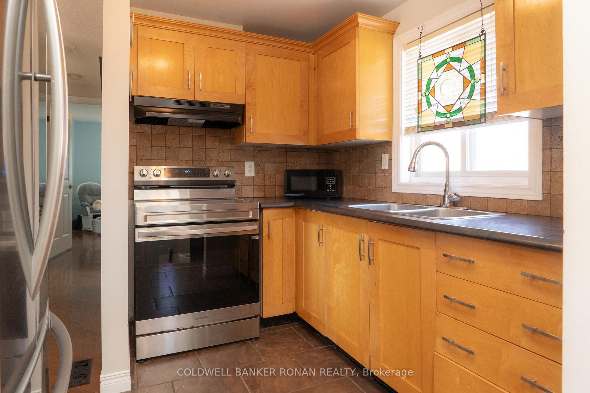 Photo 5 of 37 Ferguson Drive, Barrie, Northwest — HOMEH