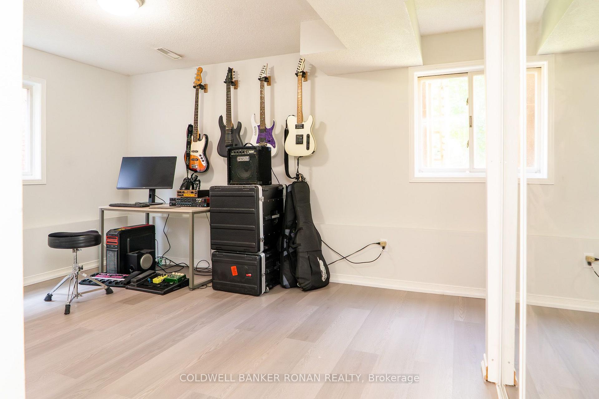 Photo 13 of 37 Ferguson Drive, Barrie, Northwest — HOMEH