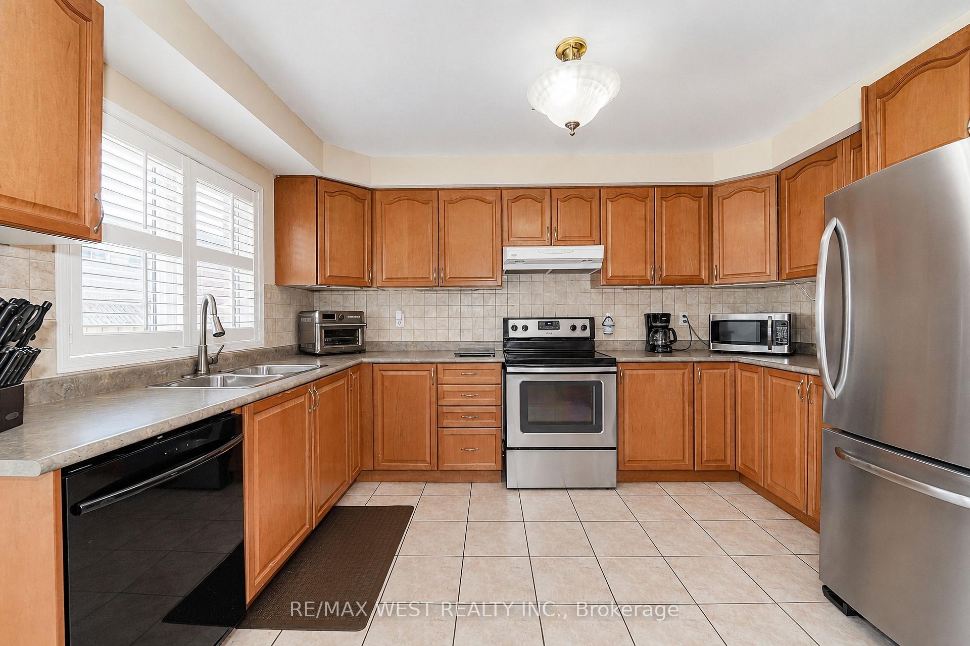 Photo 4 of 63 Lockheed Crescent, Brampton, Fletcher's Meadow — HOMEH