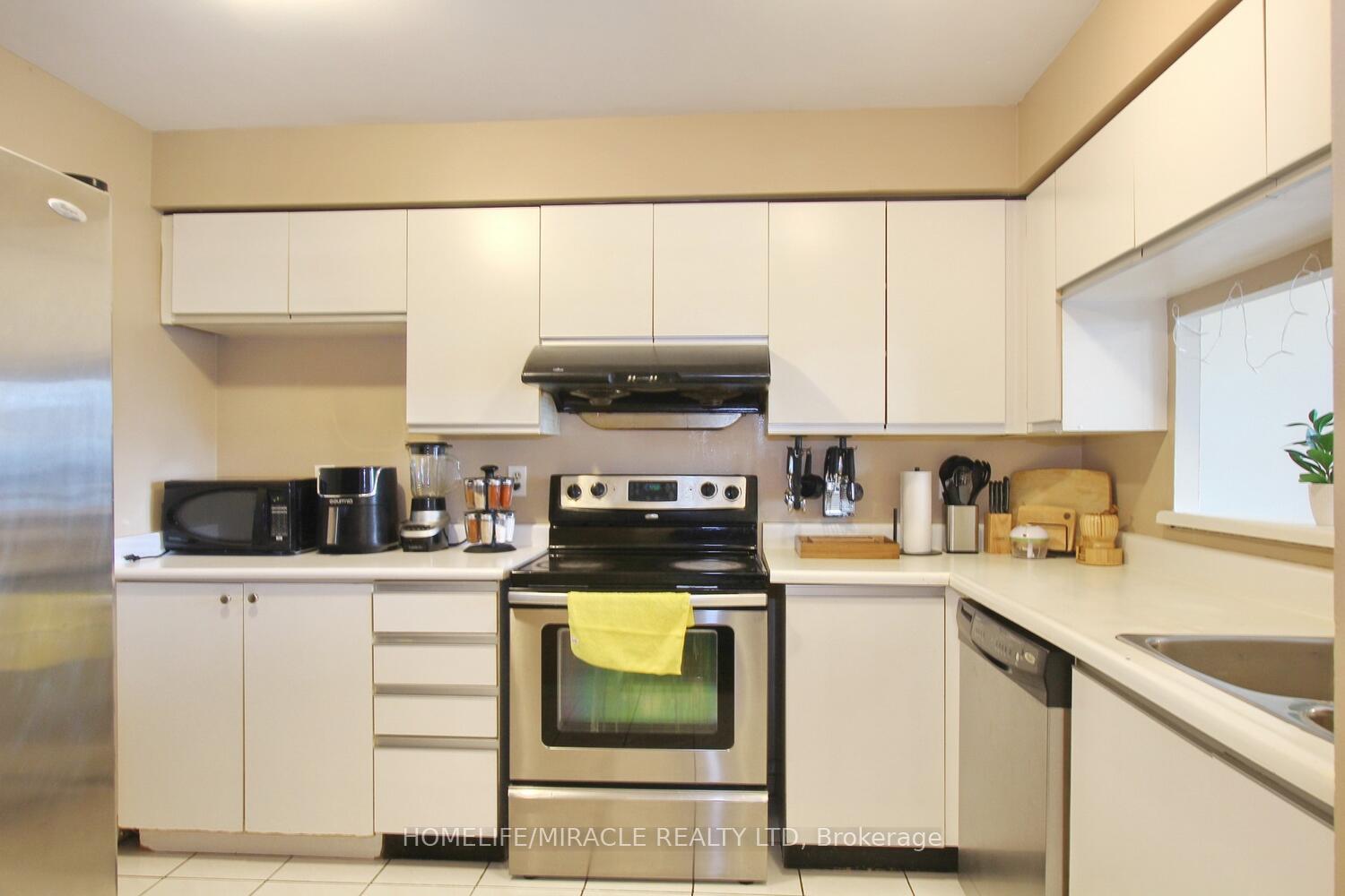 Photo 8 of Unit 806, 400 Webb Drive, Mississauga, City Centre — HOMEH