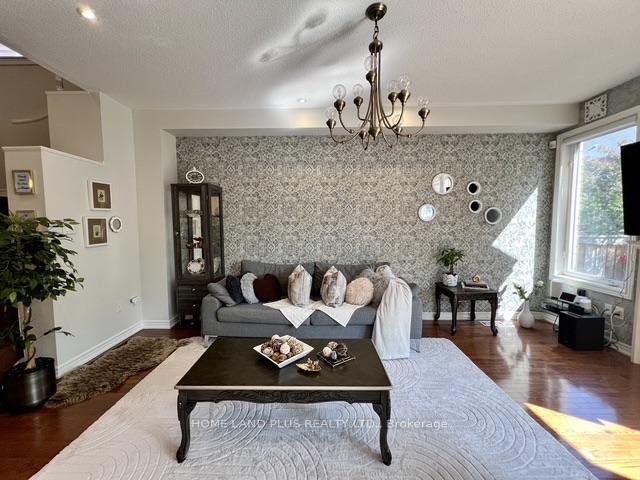 Photo 9 of 48 Langhorst Crescent, Richmond Hill, Jefferson — HOMEH