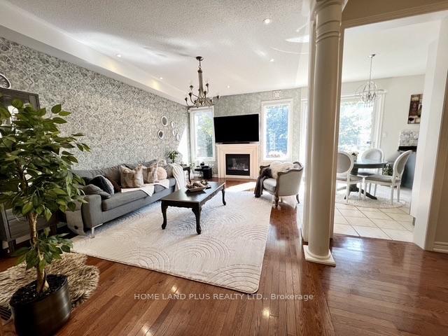 Photo 11 of 48 Langhorst Crescent, Richmond Hill, Jefferson — HOMEH