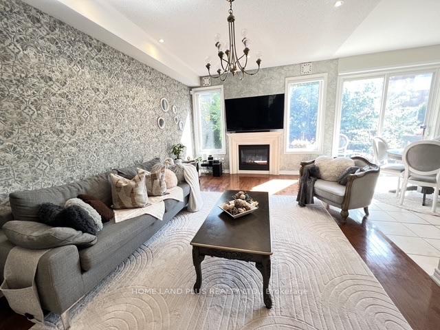 Photo 12 of 48 Langhorst Crescent, Richmond Hill, Jefferson — HOMEH